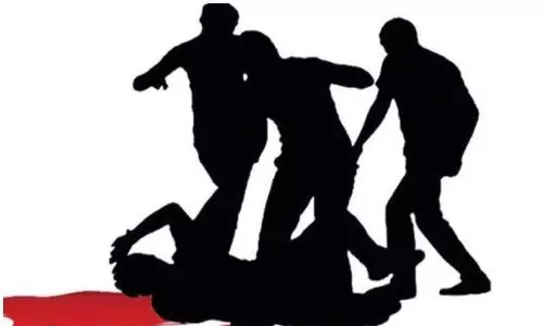 தெங்கம்புதூர் அருகே பெயிண்டரை தாக்கிய 4 பேர் மீது வழக்கு