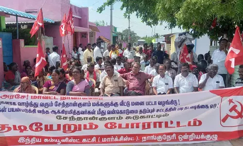 மூலைக்கரைப்பட்டி அருகே  பட்டா கேட்டு கிராம மக்கள் போராட்டம்- சுடுகாட்டில் குடியேற முயன்றதால் பரபரப்பு