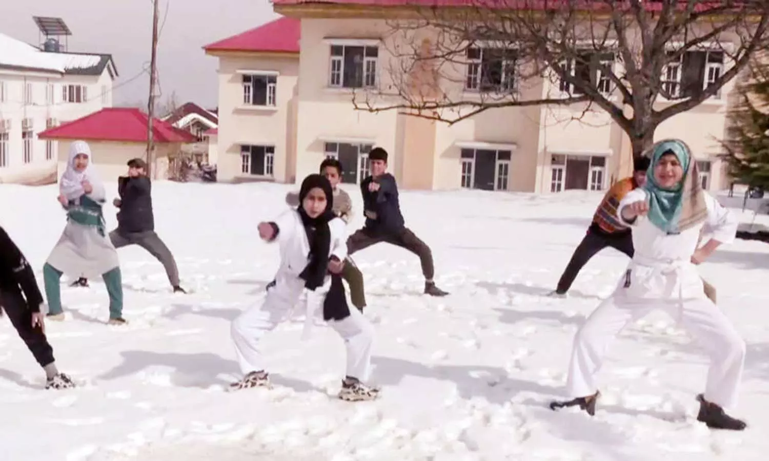 பனிக்கட்டிகளுக்கு நடுவே தற்காப்பு கலை பயிற்சி செய்யும் இளம் பெண்கள் பனிக்கட்டிகளுக்கு நடுவே தற்காப்பு கலை பயிற்சி செய்யும் இளம் பெண்கள்