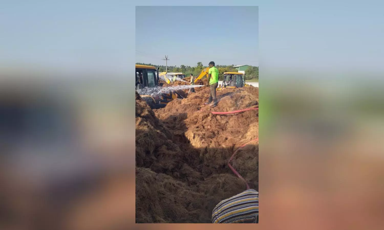 மடத்துக்குளம் அருகே தென்னை நார் தொழிற்சாலையில் தீ விபத்து மடத்துக்குளம் அருகே தென்னை நார் தொழிற்சாலையில் தீ விபத்து