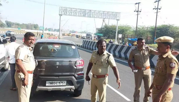 திருவண்ணாமலையில் அடுத்தடுத்து 4 ஏ.டி.எம்.களில் கொள்ளை- ஆந்திர எல்லையில் போலீசார் தீவிர சோதனை திருவண்ணாமலையில் அடுத்தடுத்து 4 ஏ.டி.எம்.களில் கொள்ளை- ஆந்திர எல்லையில் போலீசார் தீவிர சோதனை