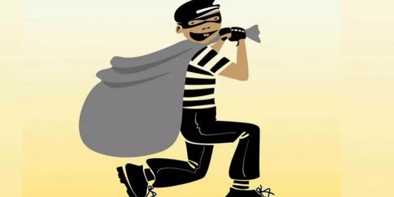 பீளமேட்டில் தொழில் அதிபர் வீட்டில் 40 பவுன் தங்கம், 1½ கிலோ வெள்ளி பொருட்கள் கொள்ளை பீளமேட்டில் தொழில் அதிபர் வீட்டில் 40 பவுன் தங்கம், 1½ கிலோ வெள்ளி பொருட்கள் கொள்ளை