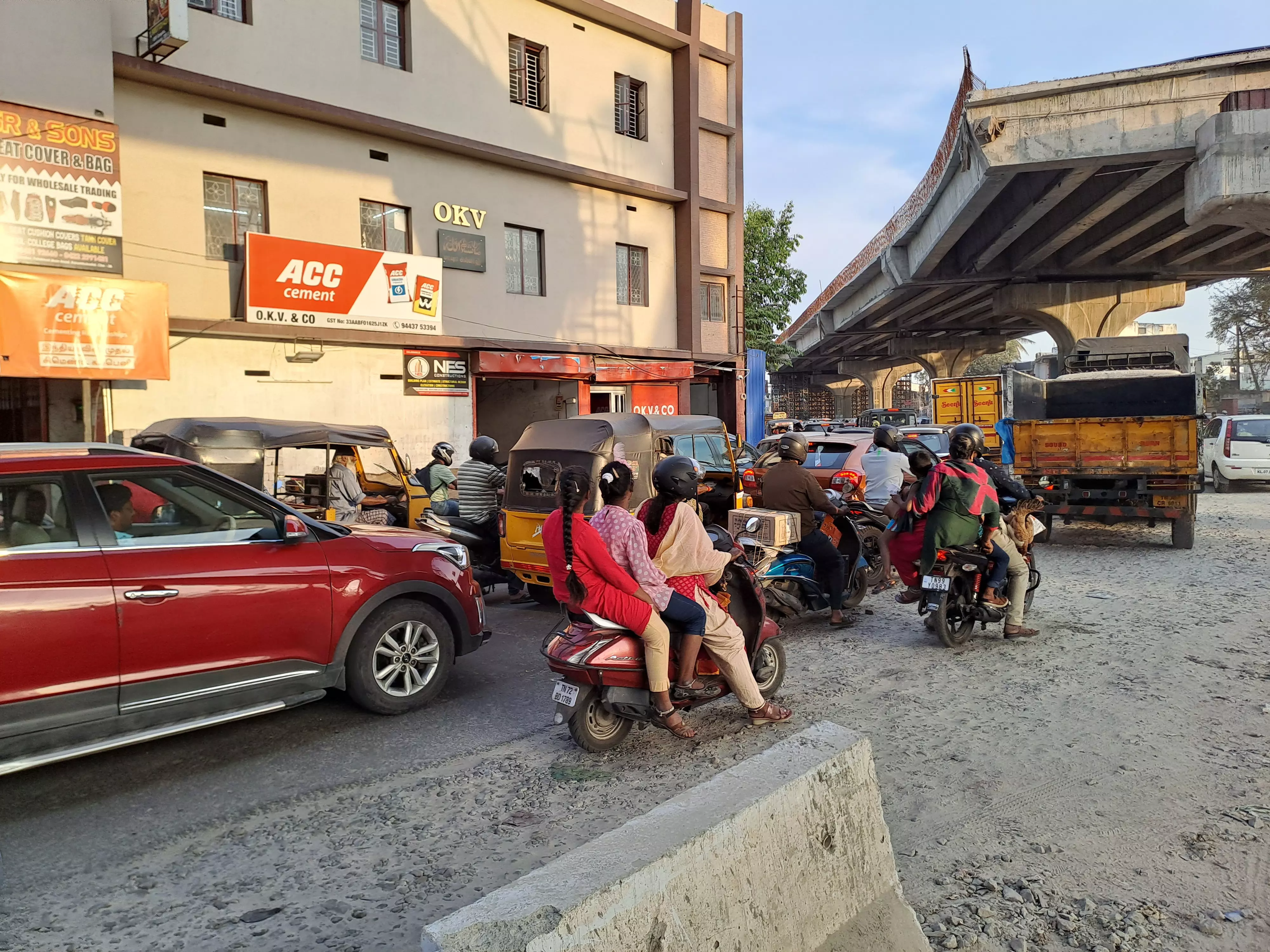 உக்கடம் கரும்புக்கடை பகுதியில் ஆக்கிரமிப்புகளால் மீண்டும் போக்குவரத்து நெரிசல் உக்கடம் கரும்புக்கடை பகுதியில் ஆக்கிரமிப்புகளால் மீண்டும் போக்குவரத்து நெரிசல்