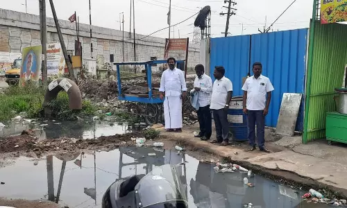 சோழவரம் அருகே மழைநீர் கால்வாயில் விடப்பட்ட கழிவுநீரால் துர்நாற்றம்- அதிகாரிகள் விசாரணை