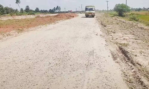 பழுதடைந்த ஆலங்குடி சாலையை சீரமைக்க வேண்டும்