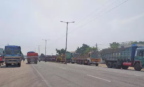 சாலையில் நிறுத்தப்படும் லாரிகளால் தூத்துக்குடி- திருச்செந்தூர் சாலையில் போக்குவரத்து நெருக்கடி