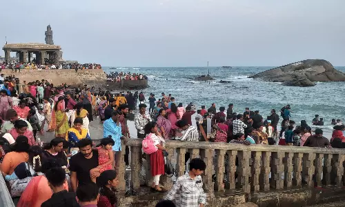 விடுமுறை தினமான இன்று குமரி சுற்றுலா தலங்களில் கூட்டம் அலை மோதியது