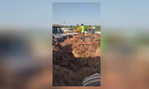 மடத்துக்குளம் அருகே தென்னை நார் தொழிற்சாலையில் தீ விபத்து