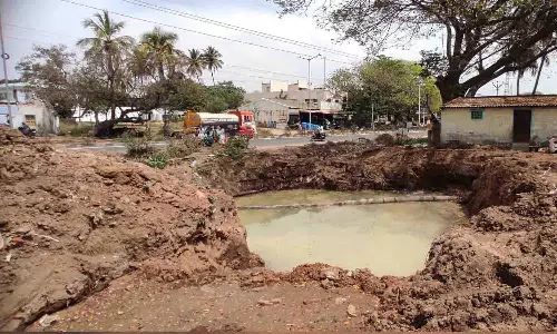 உடுமலையில் பாலம் கட்டுமான பணி தாமதத்தால் பொதுமக்கள்  அவதி