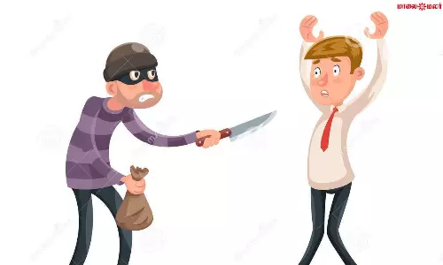 நண்பர்களுடன் சென்ற நிதி நிறுவன அதிபரை தாக்கி வழிப்பறி