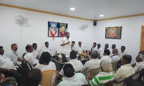 மதுஆலை, பார்களுக்கு வழங்கப்பட்ட அனுமதியை ரத்து செய்ய வேண்டும்-அ.தி.மு.க. தீர்மானம்