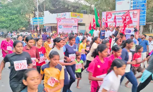 பாளையில் சுற்றுச்சூழல் பாதுகாப்பை வலியுறுத்தி மினி மாரத்தான் போட்டி