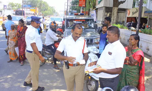 நெல்லையில் 20 இடங்களில் வாகன சோதனை : ஹெல்மெட் அணியாமல் சென்ற  வாகன ஓட்டிகளுக்கு ரூ.1,000 அபராதம்