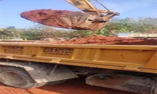 ஏரியில் மண் அள்ளிய டிராக்டர் பறிமுதல்