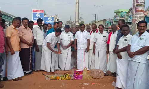 கந்தர்வகோட்டை பேருந்து நிலையத்தில் தரைத்தளத்தை சீரமைப்பதற்கான பூமி பூஜை