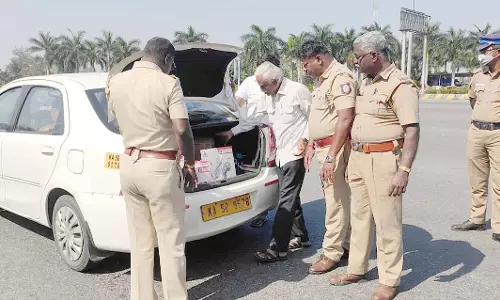 தருமபுரி, கிருஷ்ணகிரியில் போலீசார் தீவிர வாகன சோதனை