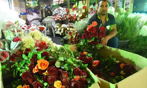கோயம்பேடு மார்க்கெட்டில் குவியும் ரோஜா பூக்கள்