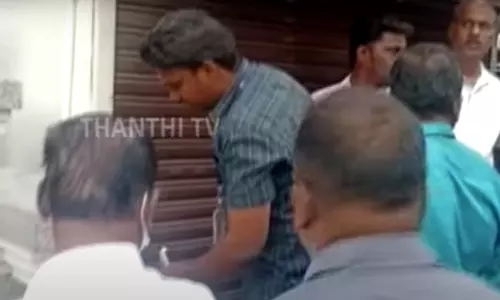 எம்.பி. கே.சி.பழனிசாமியின் கடைகளுக்கு சீல் வைத்து கோவை மாநகராட்சி அதிரடி