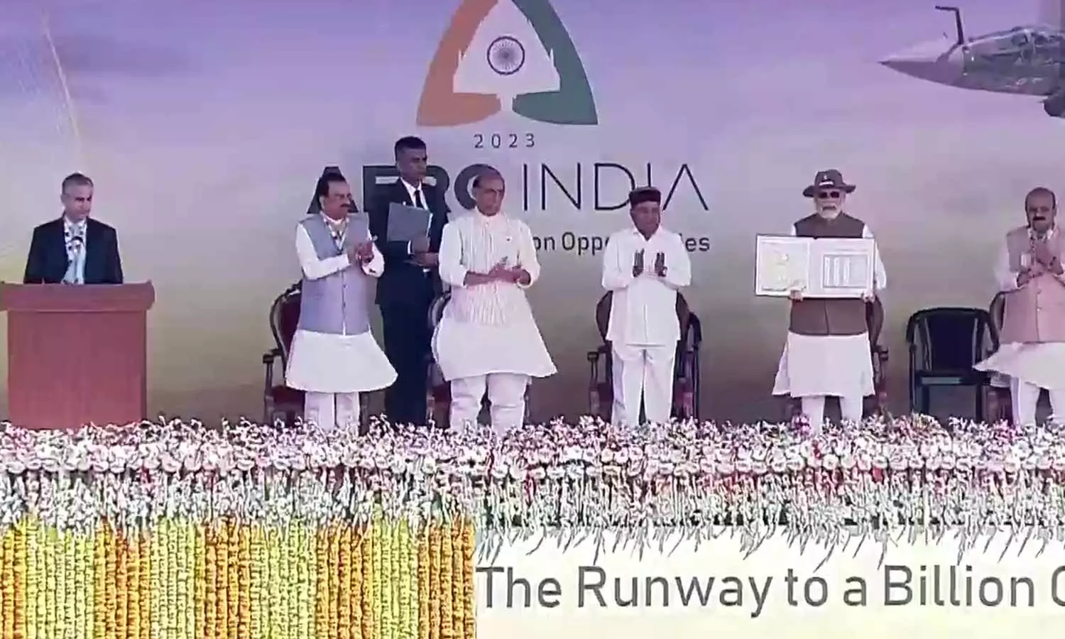 பெங்களூருவில் 14-வது சர்வதேச விமான கண்காட்சி தொடக்கம்: விமானப்படை வீரர்களின் சாகசத்தை பிரதமர் ரசித்து பார்த்தார் பெங்களூருவில் 14-வது சர்வதேச விமான கண்காட்சி தொடக்கம்: விமானப்படை வீரர்களின் சாகசத்தை பிரதமர் ரசித்து பார்த்தார்