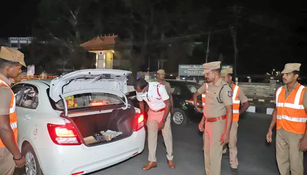 ஏ.டி.எம்.திருட்டில் ஈடுபட்டது குமரியை சேர்ந்த கொள்ளையரா?- கார் பதிவு எண்ணை கைப்பற்றி விடிய, விடிய சோதனை ஏ.டி.எம்.திருட்டில் ஈடுபட்டது குமரியை சேர்ந்த கொள்ளையரா?- கார் பதிவு எண்ணை கைப்பற்றி விடிய, விடிய சோதனை