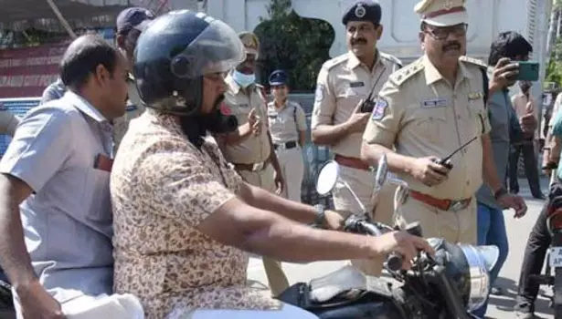 தெலுங்கானாவில் புதிய கார் கேட்டு சட்டசபைக்கு பைக்கில் வந்த பா.ஜ.க எம்.எல்.ஏ. தெலுங்கானாவில் புதிய கார் கேட்டு சட்டசபைக்கு பைக்கில் வந்த பா.ஜ.க எம்.எல்.ஏ.