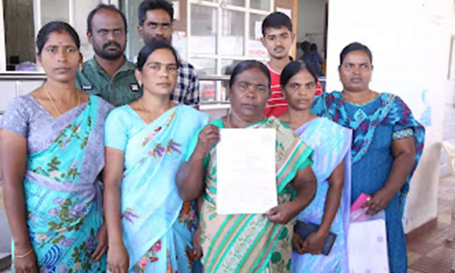 அடிப்படை வசதிகள்  செய்து தரக்கோரி கிராம மக்கள் கலெக்டர் அலுவலகத்தில் மனு