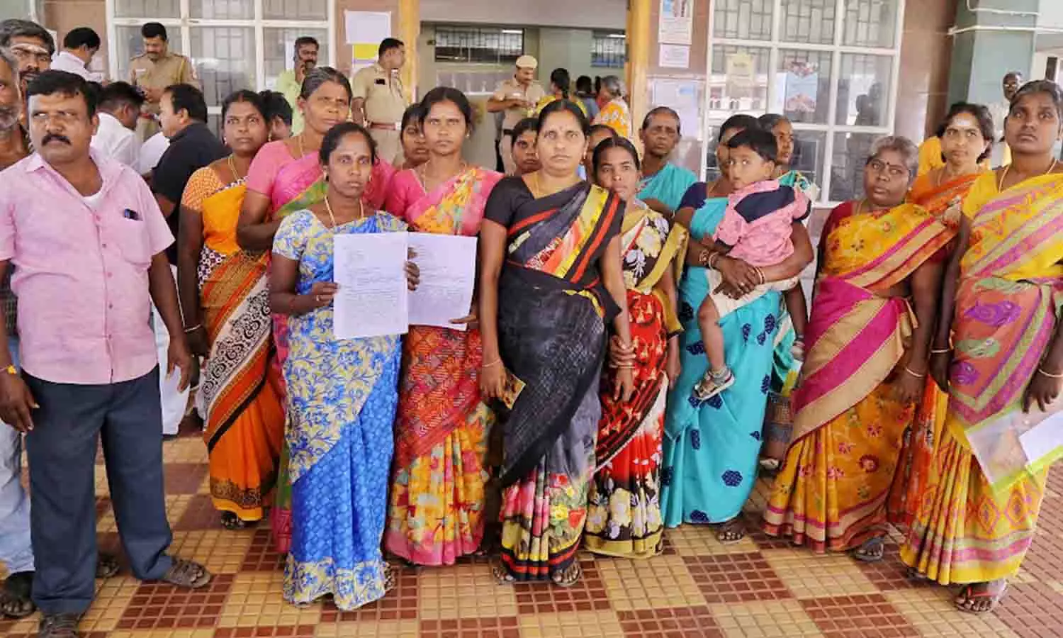 அடிப்படை வசதிகள்  செய்து தரக்கோரி கிராம மக்கள் கலெக்டர் அலுவலகத்தில் மனு