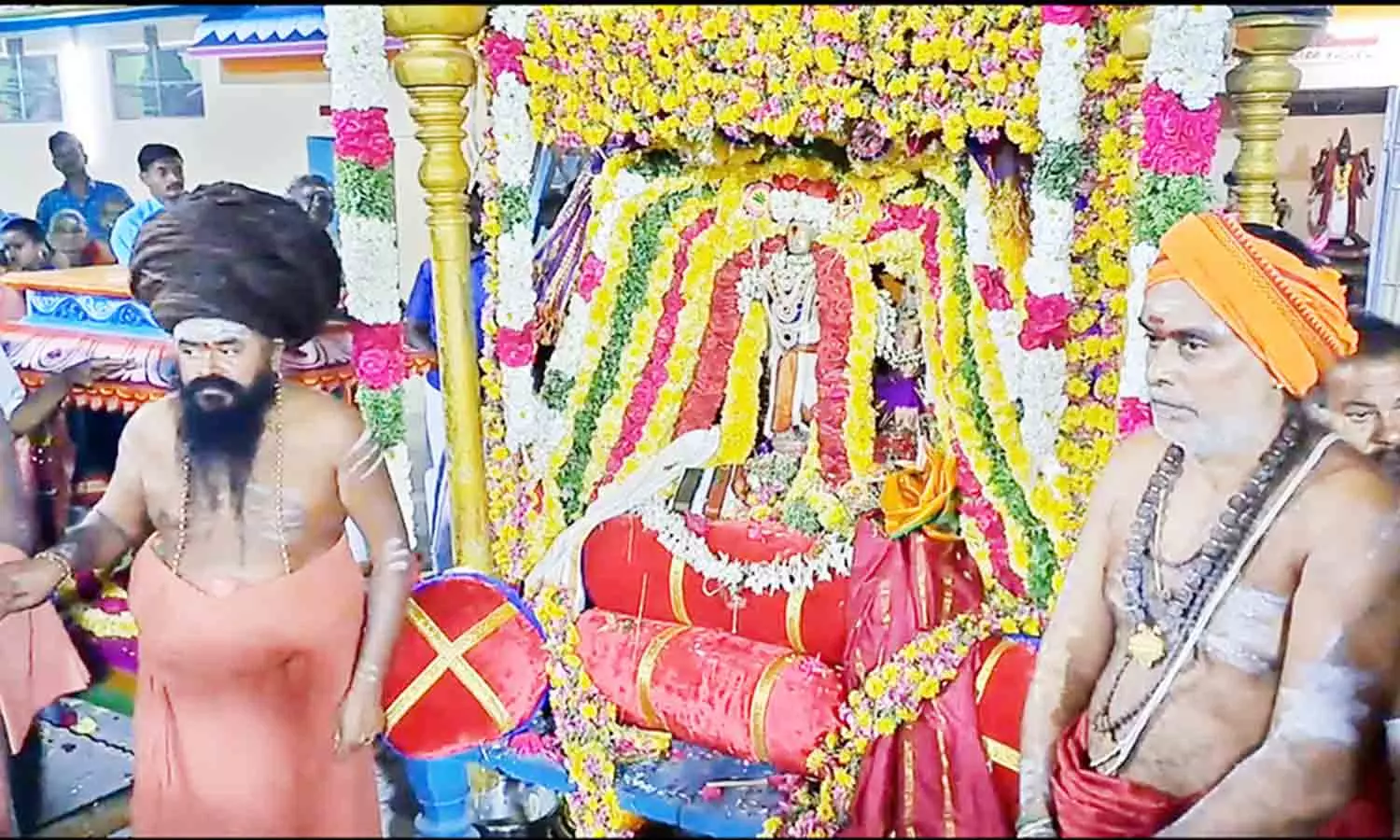 திருக்குவளை தியாகராஜர் கோவிலில் வீதி உலா காட்சி