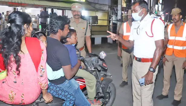நாகர்கோவிலில் வாகன சோதனையின்போது போலீசாரை அவதூறாக பேசிய வாலிபர்கள் நாகர்கோவிலில் வாகன சோதனையின்போது போலீசாரை அவதூறாக பேசிய வாலிபர்கள்