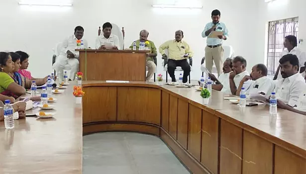 எல்லாபுரம் ஒன்றிய குழு கூட்டம்: அனைத்து துறை அதிகாரிகள் பங்கேற்காததால் கூச்சல்-குழப்பம் நிலவியது எல்லாபுரம் ஒன்றிய குழு கூட்டம்: அனைத்து துறை அதிகாரிகள் பங்கேற்காததால் கூச்சல்-குழப்பம் நிலவியது