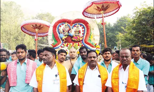 சூரிய, சந்திர பிரபை வாகனத்தில் கபிலேஸ்வரர், காமாட்சி வீதிஉலா