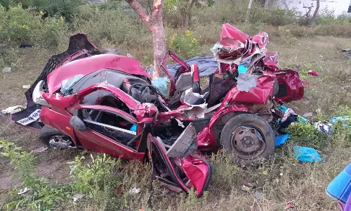 கார் மீது அரசு பஸ் மோதல்: கணவன்- மனைவி உள்பட 4 பேர் உடல் நசுங்கி பலி