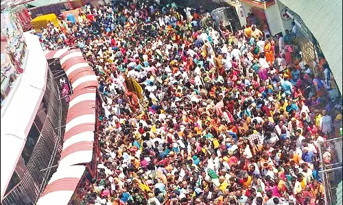 பழனி முருகன் கோவிலில் பக்தர்கள் 5 மணி நேரம் காத்திருந்து தரிசனம்