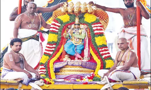 பிரம்மோற்சவ விழா 2-வது நாள்: சிறிய சேஷ, ஹம்ச வாகனங்களில் கல்யாண வெங்கடேஸ்வரர் உலா