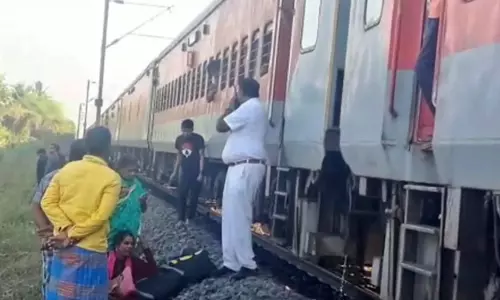 ரெயிலில் முன்பதிவு டிக்கெட் இன்றி பயணித்த 115 வடமாநில தொழிலாளர்கள்- நடுவழியில் போலீசார் இறக்கி விட்டனர்