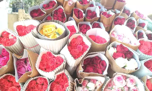 காதலர் தினத்தை முன்னிட்டு ரோஜா பூக்கள் விற்பனை