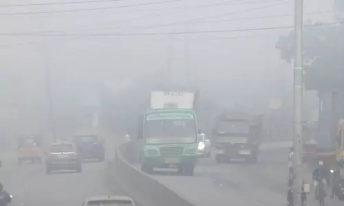 அதிகாலையில் சென்னையில் நிலவும் பனிமூட்டத்தால் வாகன ஓட்டிகள் கடும் பாதிப்பு