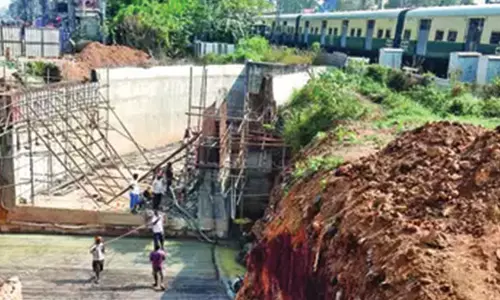 குரோம்பேட்டை ராதாநகர் சுரங்கப்பாதை பணியால் மாநகர பஸ்கள் நிறுத்தப்பட்டதால் 1 லட்சம் மக்கள் அவதி