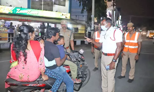 நாகர்கோவிலில் வாகன சோதனையின்போது போலீசாரை அவதூறாக  பேசிய வாலிபர்கள்