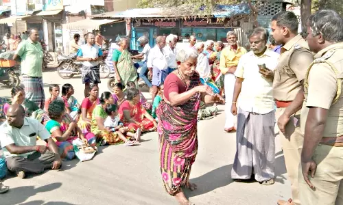 கழிவுநீர் வீட்டுக்குள் புகுந்ததால் பொதுமக்கள் மறியல்