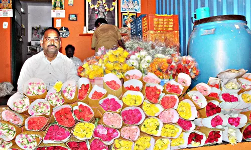 காதலர் தினம்: மலர் சந்தையில் ரோஜா பூக்கள் விற்பனைக்கு குவிந்தன