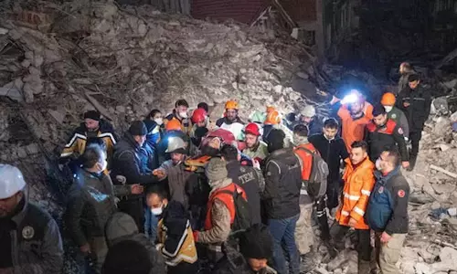 துருக்கி- சிரியாவில் தோண்ட தோண்ட பிணங்கள்: 5 ஆயிரம் உடல்கள் ஒரே இடத்தில் அடக்கம்