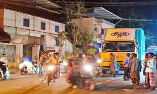 திருவட்டாரில் கண்காணிப்பு காமிரா பதிவுகள் மூலம்பார்சல் வேன் சாவியை பறித்து சென்றவர்களை தேடும் போலீசார்