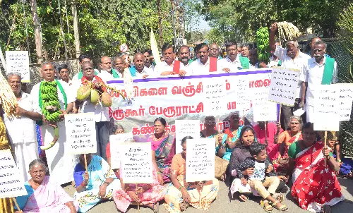 கோவை கலெக்டர் அலுவலகத்தில் விவசாயிகள் போராட்டம்