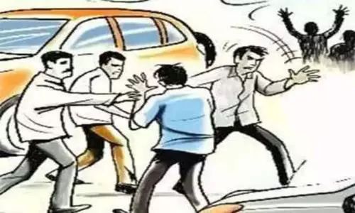 வாலிபரை தாக்கி காரை கடத்திய 4 பேர் கும்பல்