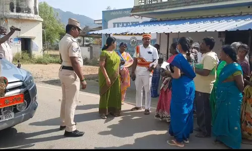 மயானத்திற்கு செல்ல பாலம் அமைத்து தர வேண்டும்- கலெக்டரிடம் புகார் மனு