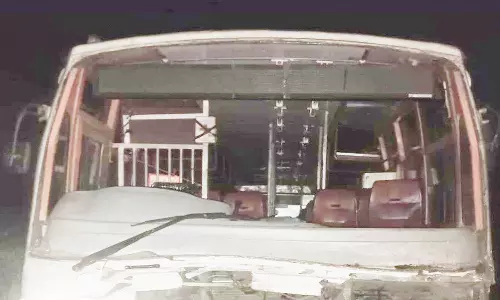 அரசு பஸ்- மினி லாரி மோதல்