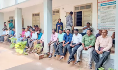 தக்கலை சப்-கலெக்டர் அலுவலகத்தில் கிராம நிர்வாக அலுவலர்கள் முற்றுகை