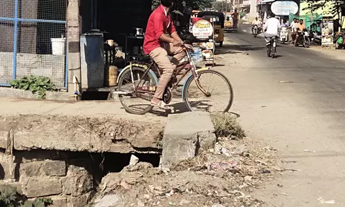 சாலையில் குறுகிய தரை பாலத்தால் விபத்து ஏற்படும் அபாயம்