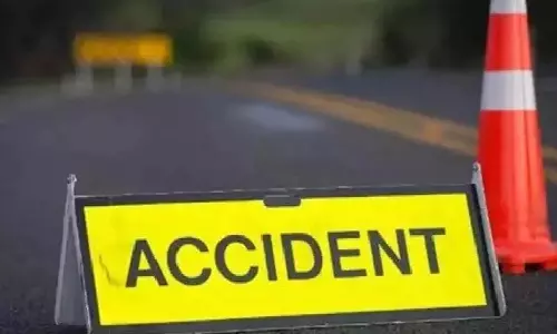 அவினாசி அருகே பயணிகள் கூட்டத்திற்குள் புகுந்த கார்காயமடைந்த  5பேருக்கு தீவிர சிகிச்சை